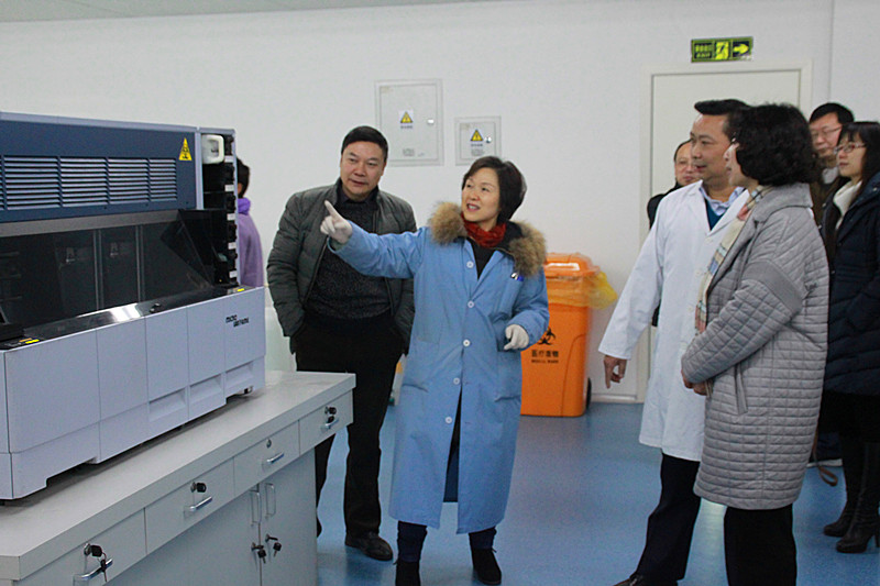 郭副市长一行参观检验科.JPG