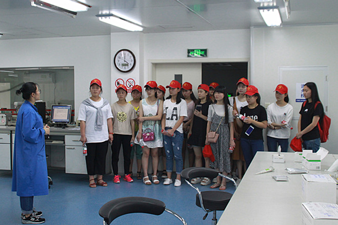 乐山市中心血站“开放日”高校志愿者来到中心血站参观工作流程1.jpg