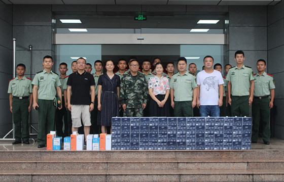 乐山市中心血站“八一”建军节慰问驻地官兵1.jpg