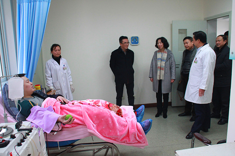 郭副市长亲切慰问捐献机采血小板的志愿者.jpg