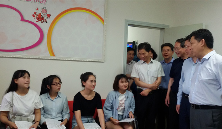 杨兴平副省长亲切慰问参加无偿献血的高校志愿者.jpg